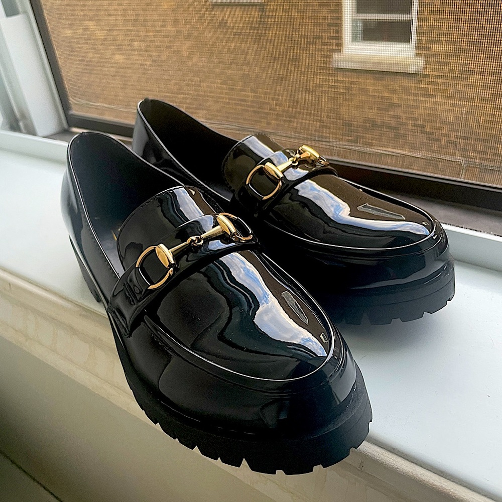 Black English style mocassin, low heel, varnish